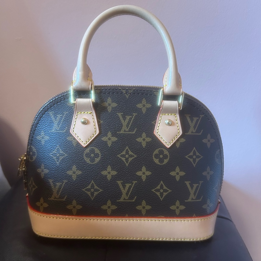 Cute brown purse brings strap